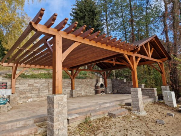 Holzüberdachung 6×9 mit Satteldach und Pergola
