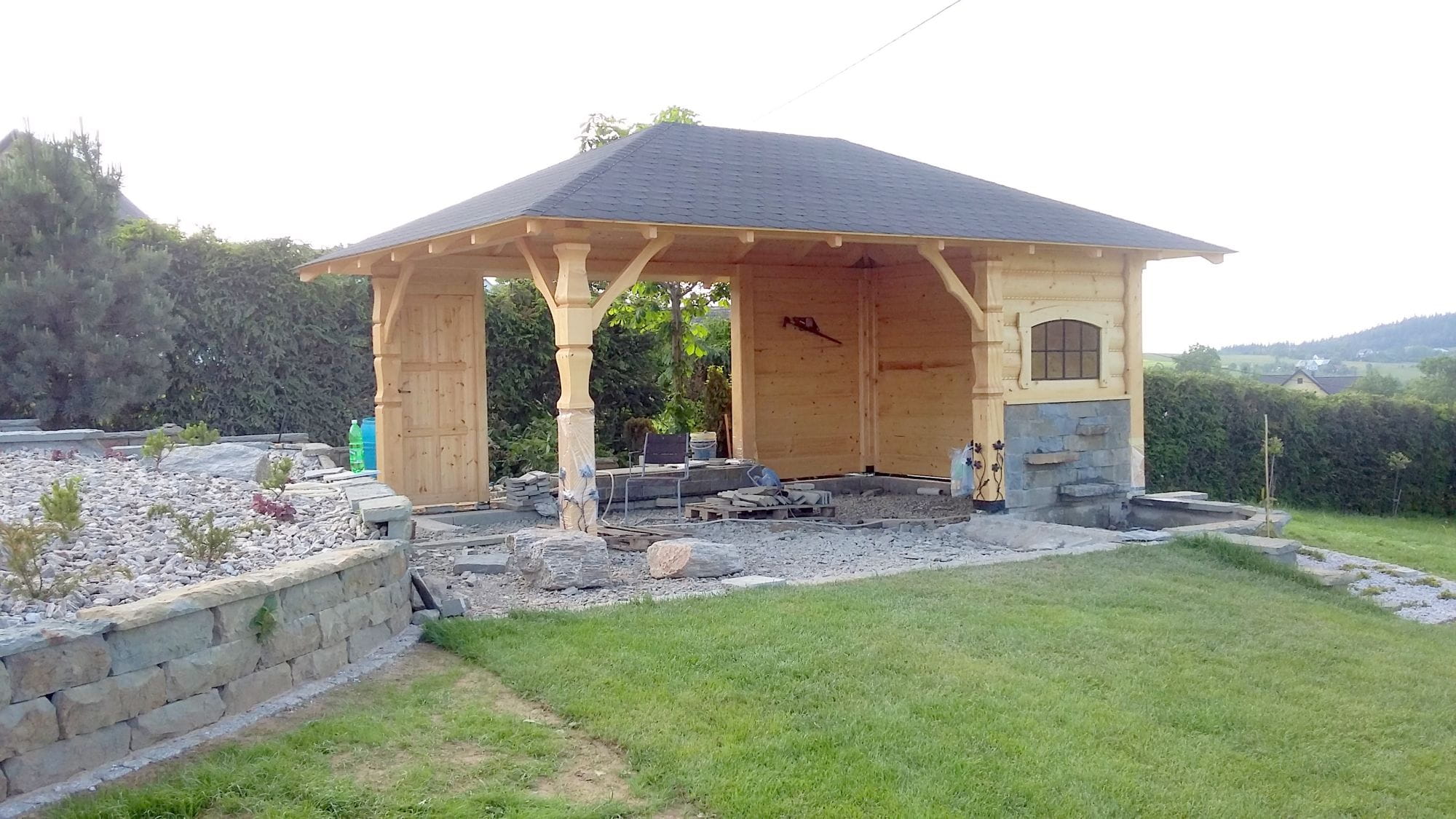 Geschnitzte Gartenlaube 6×4 m – klassische Gartenlaube mit Satteldach – Bild 9