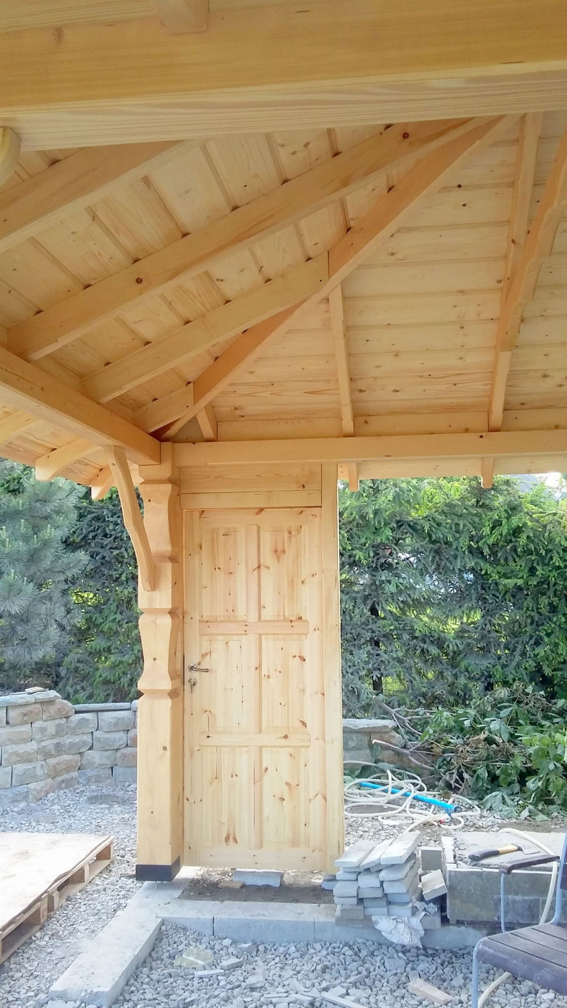 Geschnitzte Gartenlaube 6×4 m – klassische Gartenlaube mit Satteldach – Bild 5