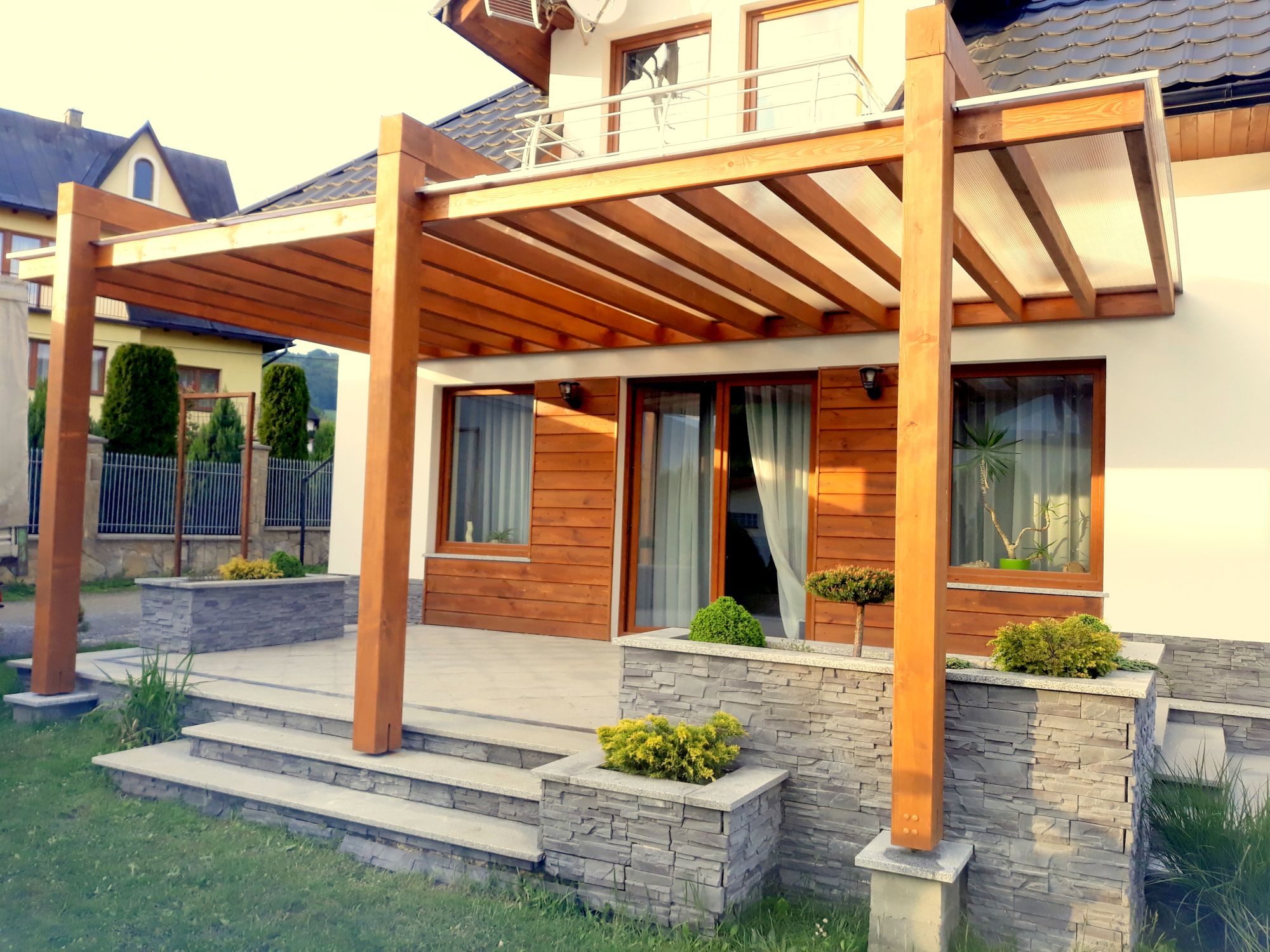 Wandpergola 6×3 m mit Dach aus Kammerpolycarbonat – Bild 3