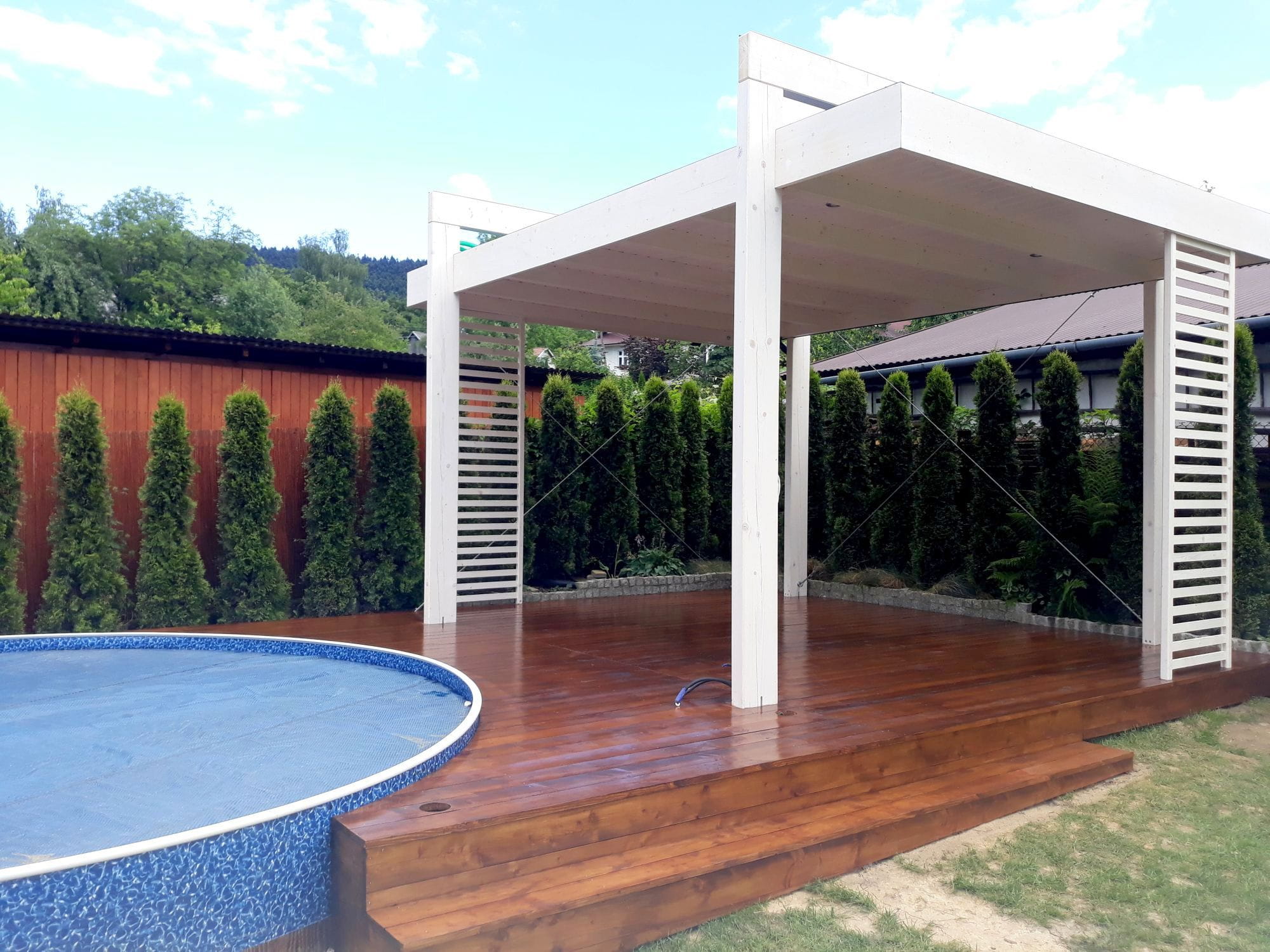 Freistehende Pergola 6×4 m mit geschlossenem Dach – moderne Gartenkonstruktion